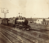 165261 Afbeelding van een trein getrokken door een stoomlocomotief uit de serie 3400 van de N.S. te Utrecht C.S.